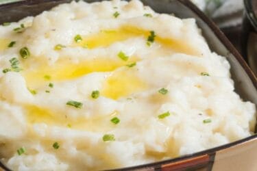 Purê de batatas cremoso, servido em prato branco