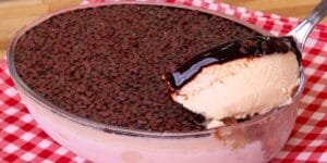 Sorvete com calda de chocolate na travessa decorada com confeitos