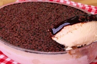 Sorvete com calda de chocolate na travessa decorada com confeitos