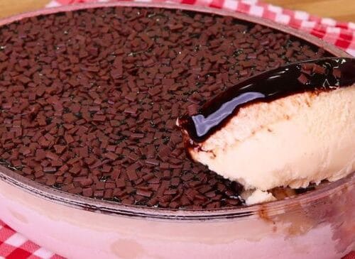 Sorvete com Calda de Chocolate na Travessa