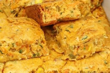 Torta de Liquidificador pronta, com recheio de frango e legumes