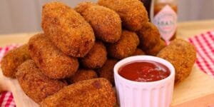 Croquete de carne moída dourado e crocante.