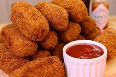 Croquete de carne moída dourado e crocante.