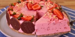 Torta mousse de morango com chocolate branco e morangos frescos.