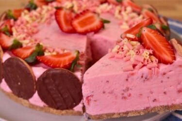 Torta mousse de morango com chocolate branco e morangos frescos.