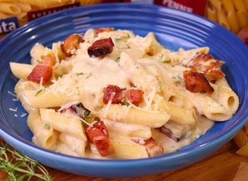Macarrão Cremoso com Frango e Bacon