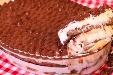 Pavê de café com cream cheese servido em taças decoradas.