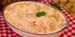 Sorvete de abacaxi com coco servido em uma taça.