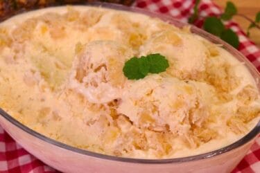 Sorvete de abacaxi com coco servido em uma taça.