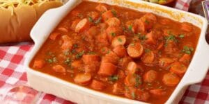 Molho de cachorro quente servido com salsichas e temperos.