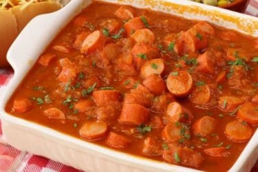 Molho de cachorro quente servido com salsichas e temperos.