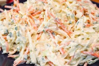 Salada de repolho cremosa com cenoura, maionese e nata.