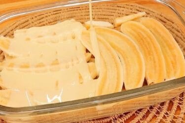 Banana na Travessa com cobertura cremosa e canela.