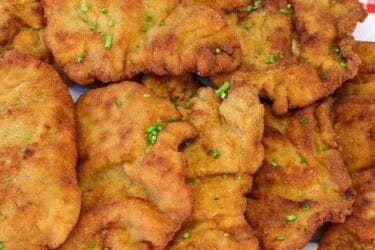 Bife à milanesa crocante e suculento.