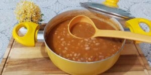 Feijão tradicional cozido servido com arroz e carne.