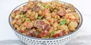 Feijão tropeiro com carne-seca, linguiça e farinha de mandioca.