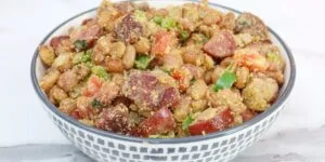 Feijão tropeiro com carne-seca, linguiça e farinha de mandioca.