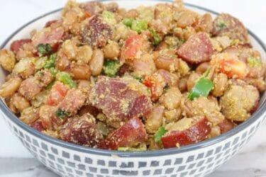 Feijão tropeiro com carne-seca, linguiça e farinha de mandioca.