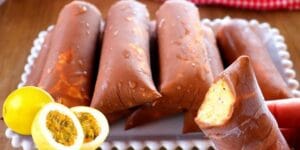 Geladinho de maracujá com casquinha de chocolate