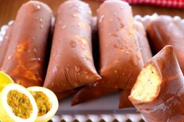 Geladinho de maracujá com casquinha de chocolate