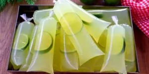 Geladinho alcoólico de caipirinha com limão
