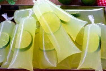 Geladinho alcoólico de caipirinha com limão