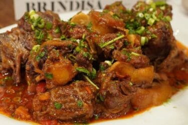 Rabada na panela de pressão com molho e temperos