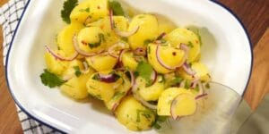 Salada de batata com molho de azeite e coentro