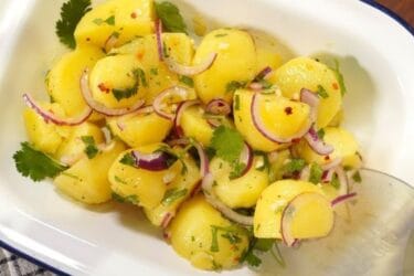 Salada de batata com molho de azeite e coentro