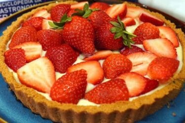 Torta de morango com creme branco