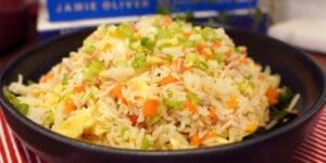 Yakimeshi super prático com arroz, ovos e legumes