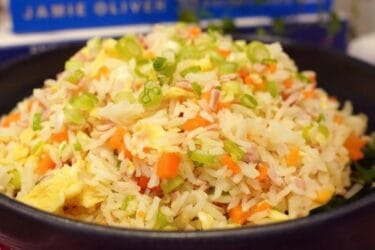 Yakimeshi super prático com arroz, ovos e legumes