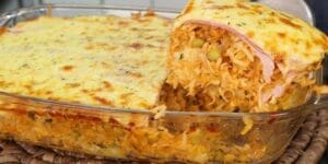 Travessa de arroz de forno com frango e queijo gratinado