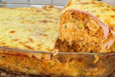 Travessa de arroz de forno com frango e queijo gratinado