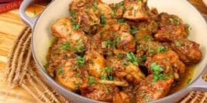 Frango refogado dourado com alho, cebola e cheiro-verde servido na panela