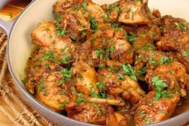 Frango refogado dourado com alho, cebola e cheiro-verde servido na panela