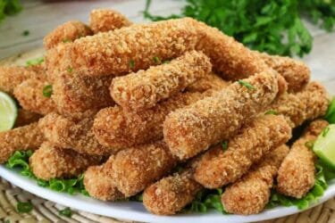 Iscas de Peixe Empanado Sequinha e Crocante com Molho Especial