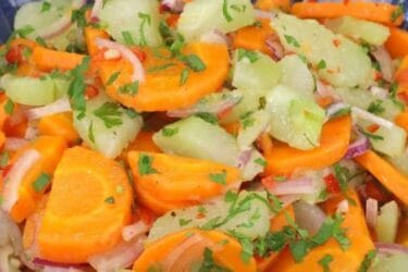 Salada de chuchu com cenoura, cebola e cheiro-verde servida em tigela branca