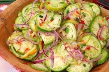 Salada de jiló com cebola roxa, pimenta e cheiro-verde servida em tigel