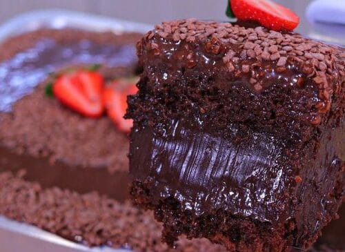 Bolo de Chocolate Recheado com Creme e Morangos