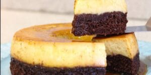 Bolo pudim com camadas de chocolate e pudim cremoso servido em fatia