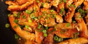 Carne de porco alho e óleo com alho crocante por cima