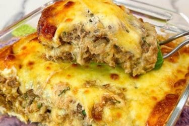 Prato de carne moída de forno gratinada com queijo e requeijão