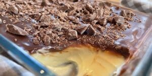 Creme gelado com chocolate branco e ganache de chocolate ao leite servido em taça