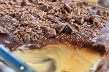 Creme gelado com chocolate branco e ganache de chocolate ao leite servido em taça