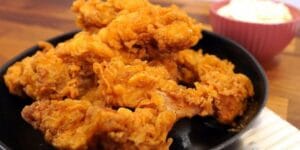 Frango frito crocante com casquinha dourada servido em prato