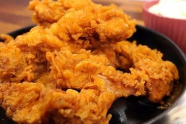 Frango frito crocante com casquinha dourada servido em prato