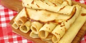 Massa de Panqueca empilhadas prontas para rechear, com massa douradinha e leve