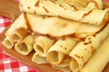 Massa de Panqueca empilhadas prontas para rechear, com massa douradinha e leve