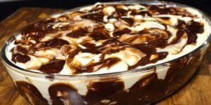 Sobremesa cremosa ninho trufado em travessa decorada